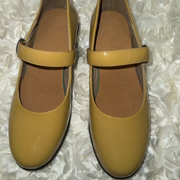 Dr. Comfort Chic Tan Heels for Every Occasion - Picture 5 of 7